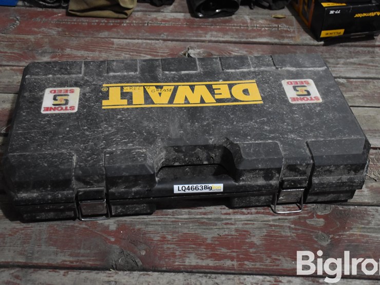 dewalt-grease-gun-image-2