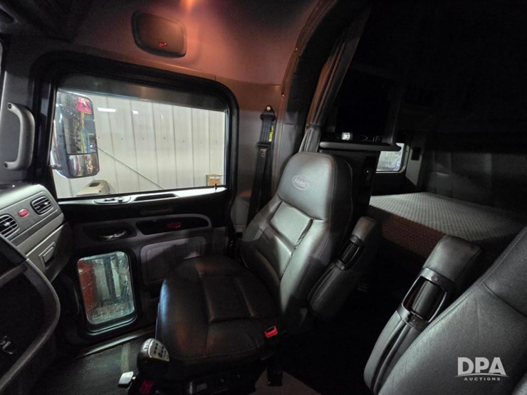 2023-peterbilt-389-image-16