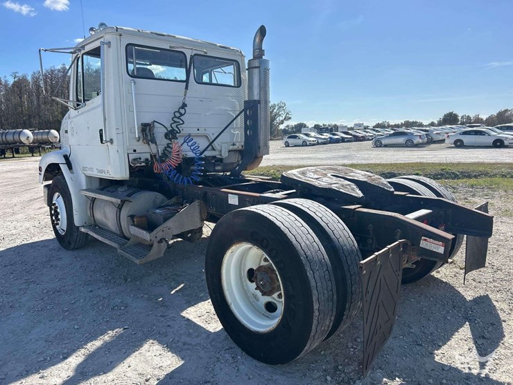 2000-freightliner-fl112-image-4