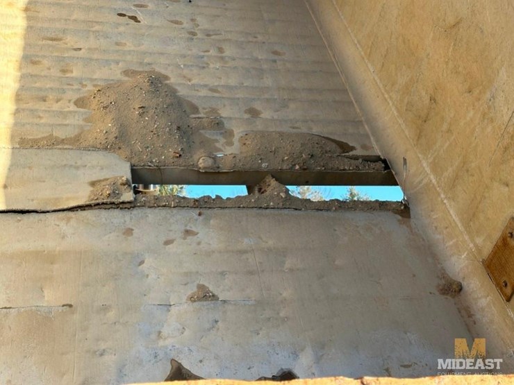 1999-mack-rd688-triaxle-dump-truck-image-18