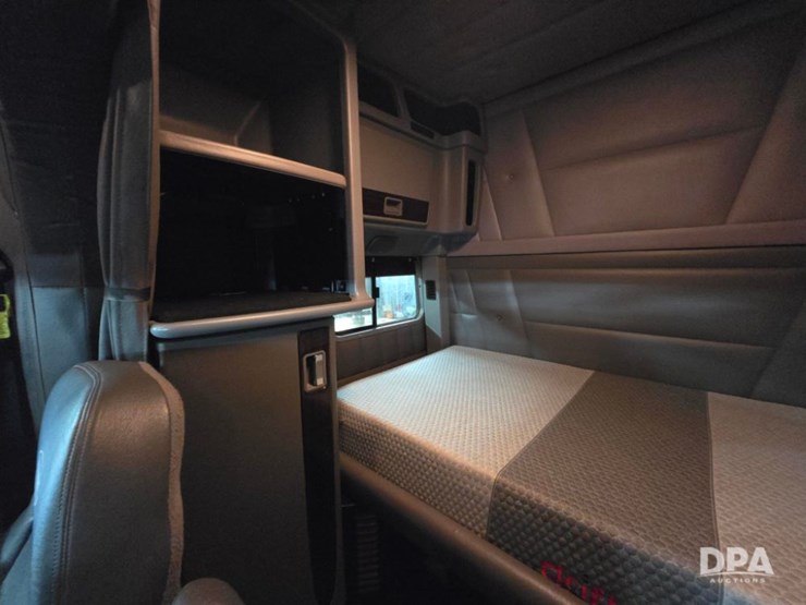 2023-peterbilt-389-image-19