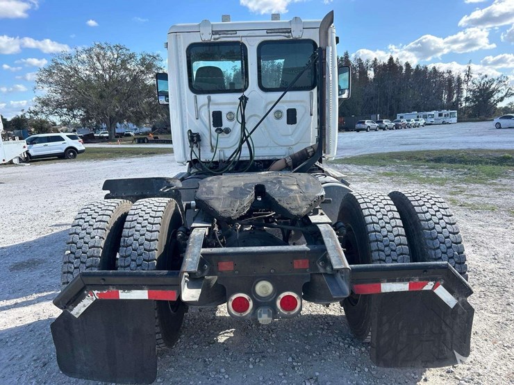 2011-freightliner-cascadia-113-image-23