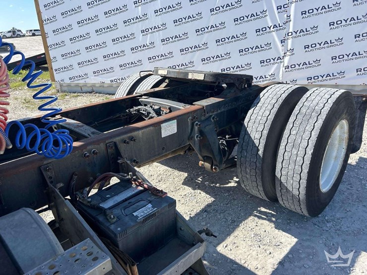 2000-freightliner-fl112-image-17