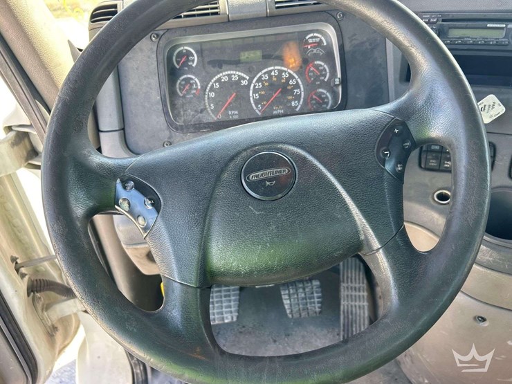 2011-freightliner-cascadia-113-image-11