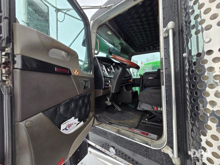 2019-kenworth-w900-image-16
