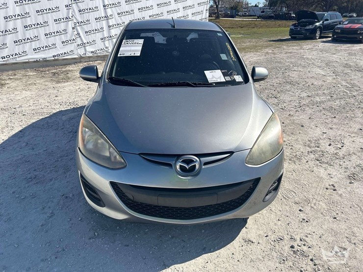 2014-mazda-2-hatchback-image-21