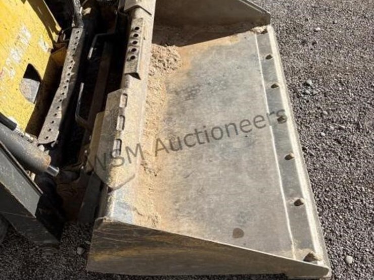 new-holland-l216-image-16