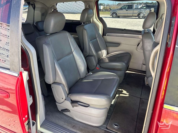 2010-volkswagen-routan-image-23