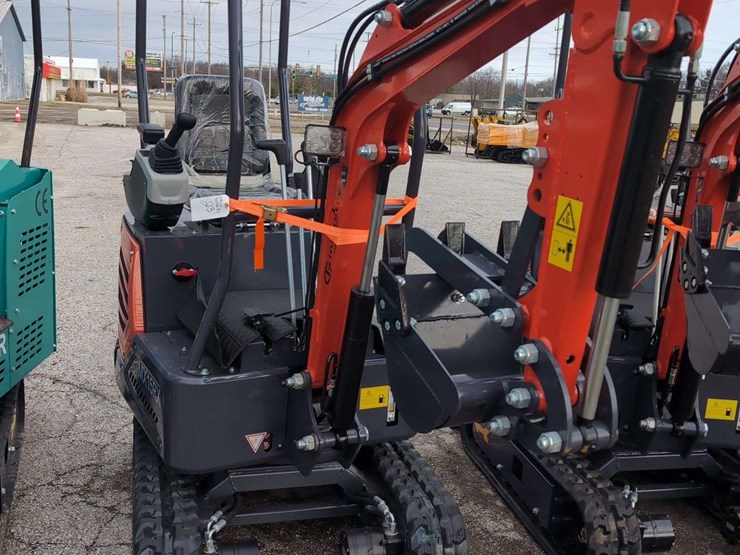 cfg-industrial-mini-excavator---mx15rx---red-image-3