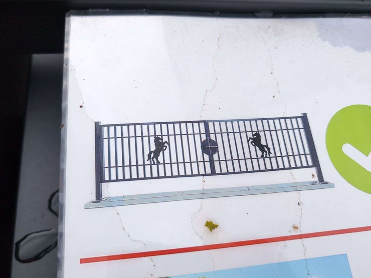 (1)-set-of-farm-gates---horse-motif---k2007n---**dent-and-scratched-image-4