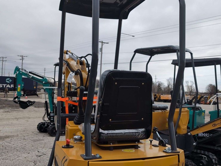 cfg-industrial-mini-excavator---mx12r---yellow-image-5