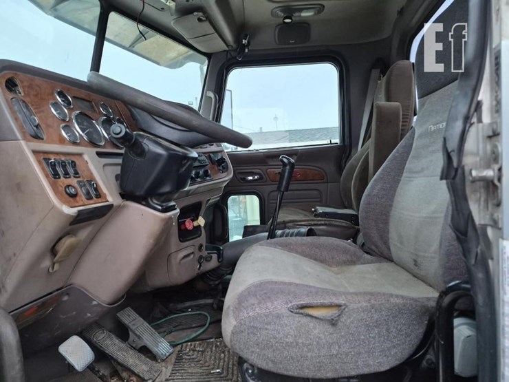 2008-peterbilt-365-image-12