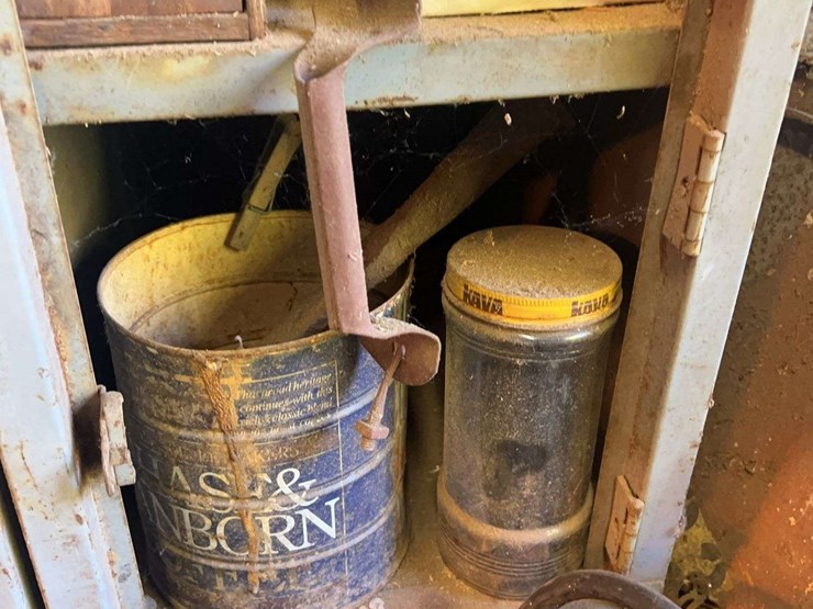 contents-of-shelving-image-35