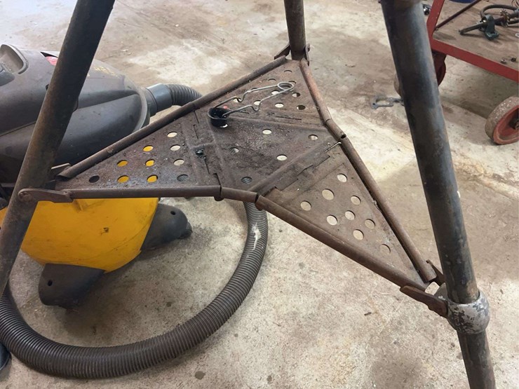 pipe-vise-and-shop-vac-image-4