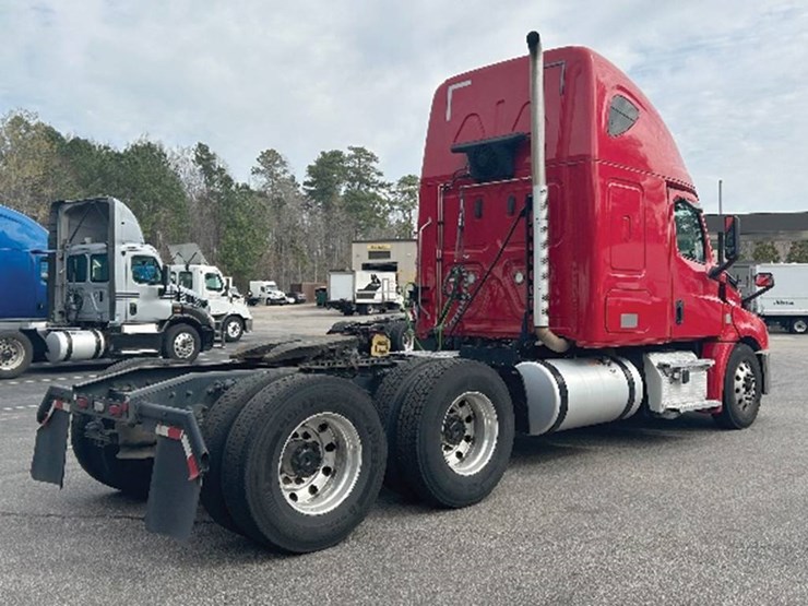 2020-freightliner-cascadia-126-image-2