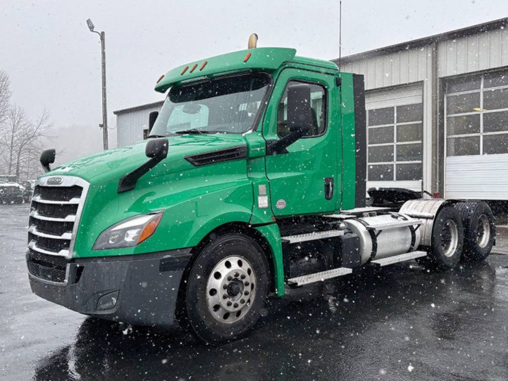 freightliner-cascadia-126-image-2