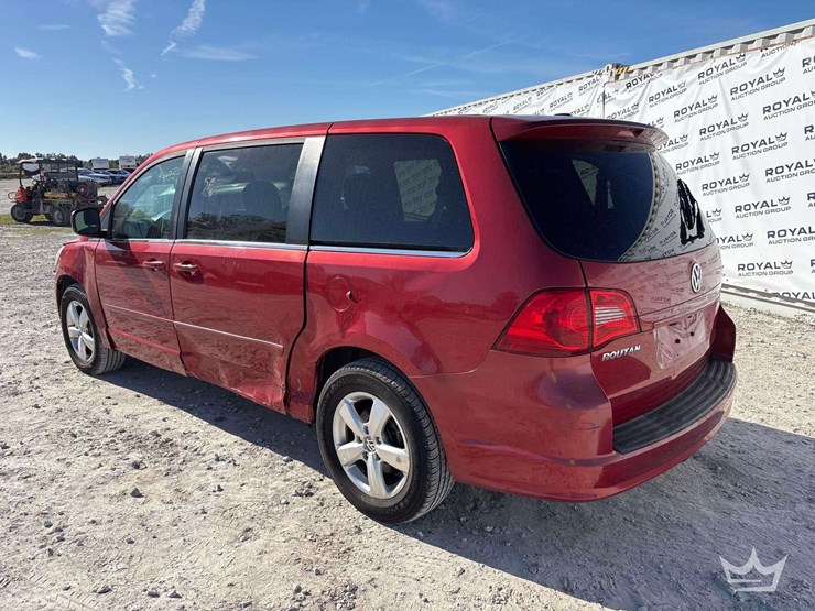 2010-volkswagen-routan-image-4