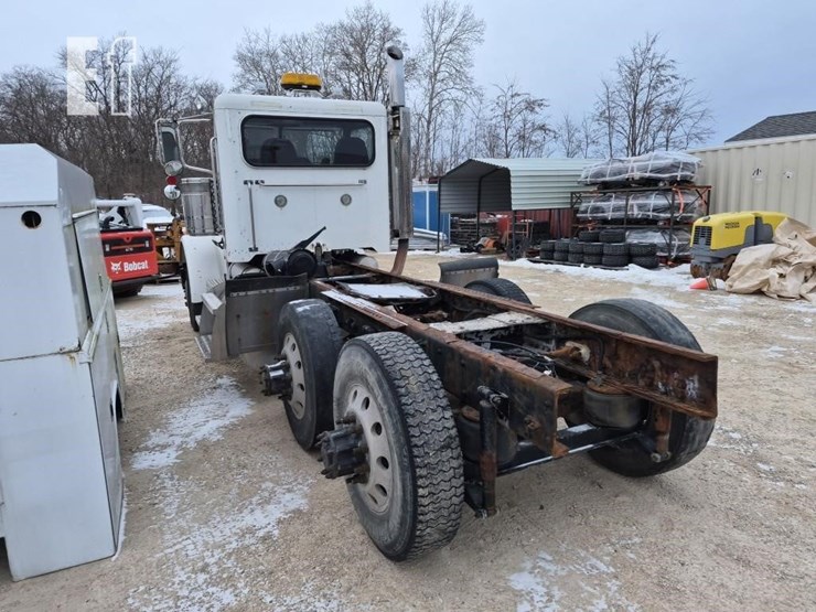 2008-peterbilt-365-image-9