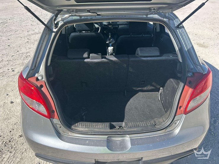 2014-mazda-2-hatchback-image-19