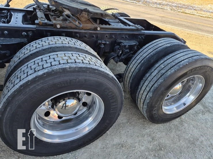 2017-peterbilt-579-image-16