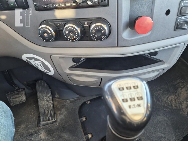 2017-peterbilt-579-image-22