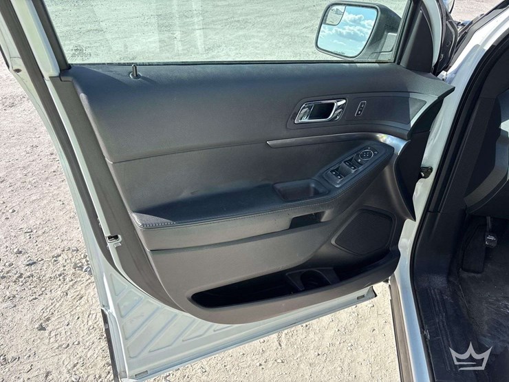 2015-ford-explorer-image-11