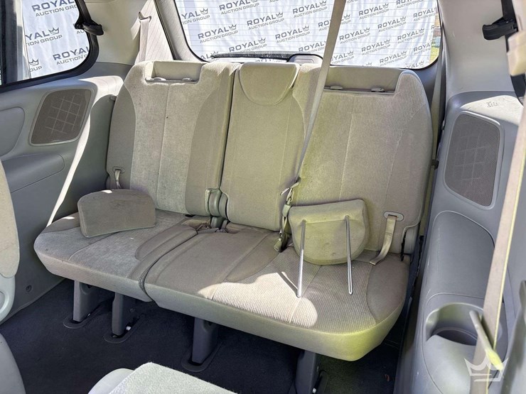 2014-kia-sedona-image-26