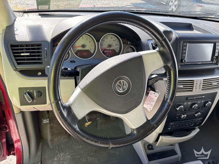 2010-volkswagen-routan-image-13