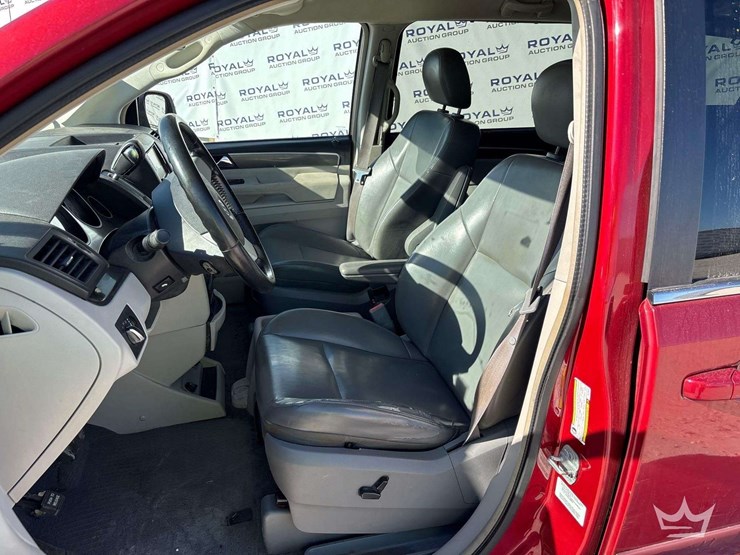 2010-volkswagen-routan-image-12