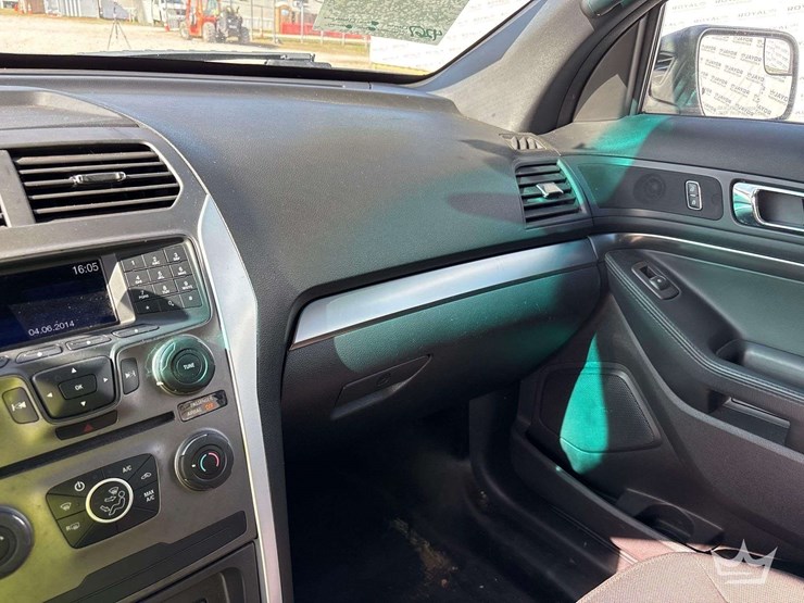 2015-ford-explorer-image-18