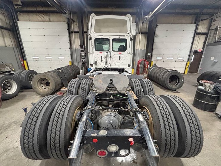 2020-freightliner-cascadia-125-image-3