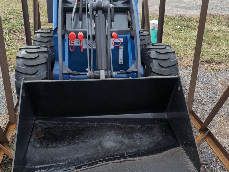 agt-wheeled-skid-steer-loader-mx-mrw14---blue-image-3