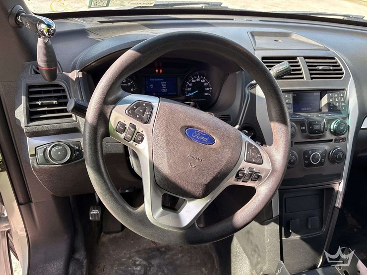 2015-ford-explorer-image-13