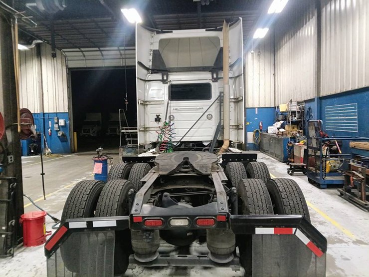 2021-volvo-vnr-300-image-2