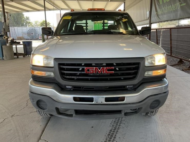 2005-gmc-sierra-3500-image-3