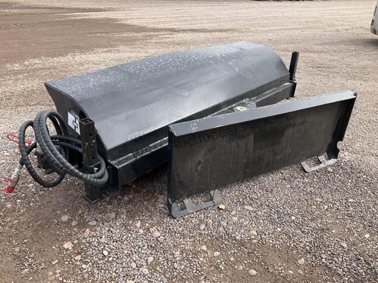 giyi-skid-steer-sweeper-attachment-image-2