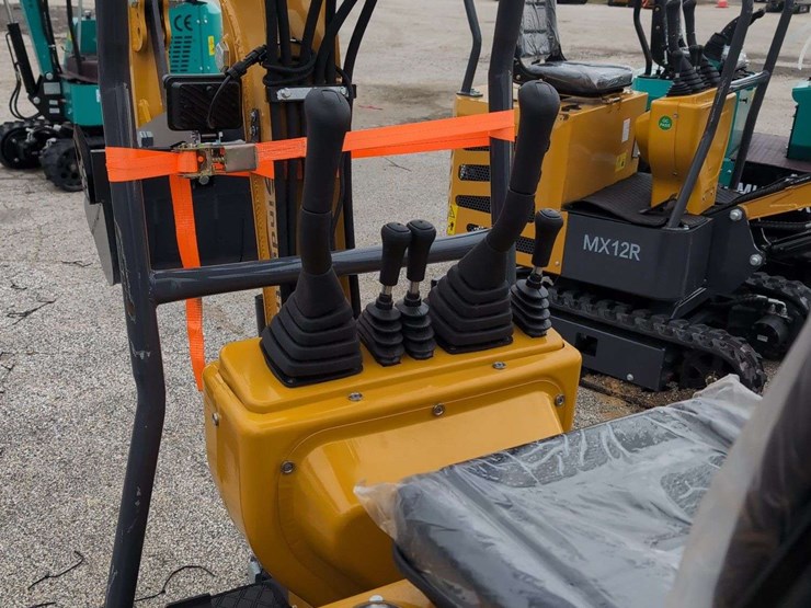 cfg-industrial-mini-excavator---mx12r---yellow-image-6