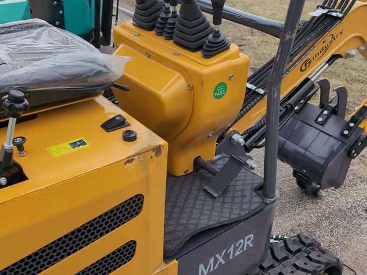 cfg-industrial-mini-excavator---mx12r---yellow-image-5