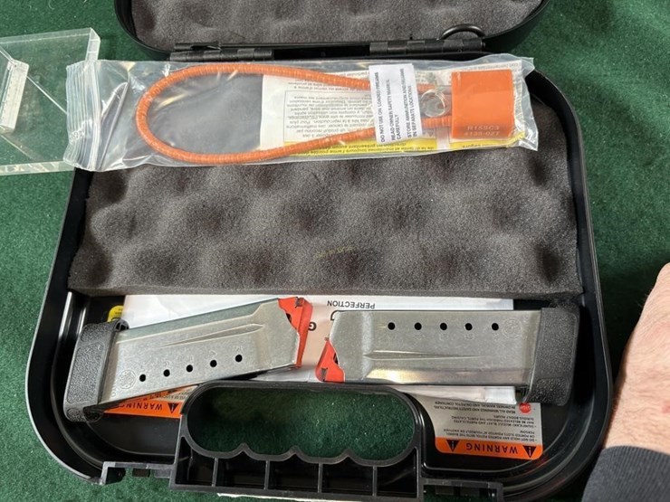 smith-&-wesson-m&p-45-auto-shield-pistol-image-9