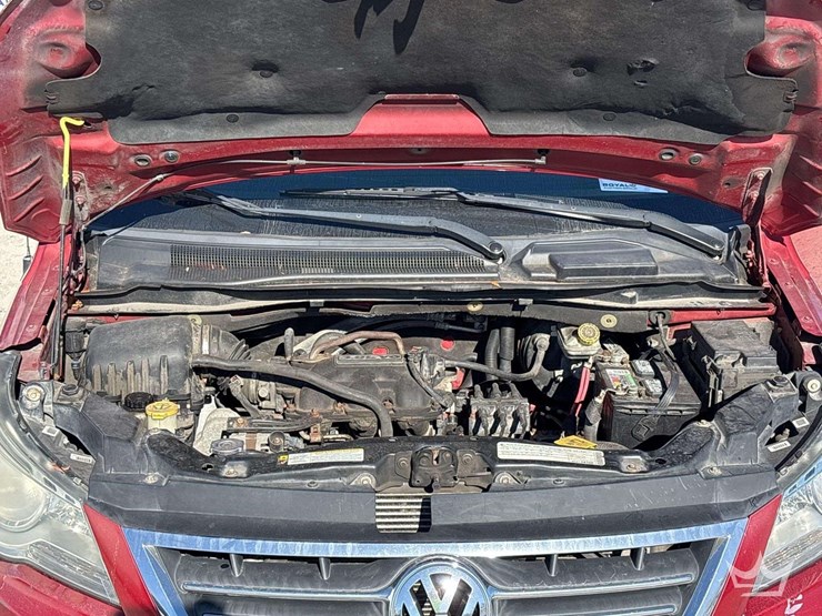 2010-volkswagen-routan-image-7