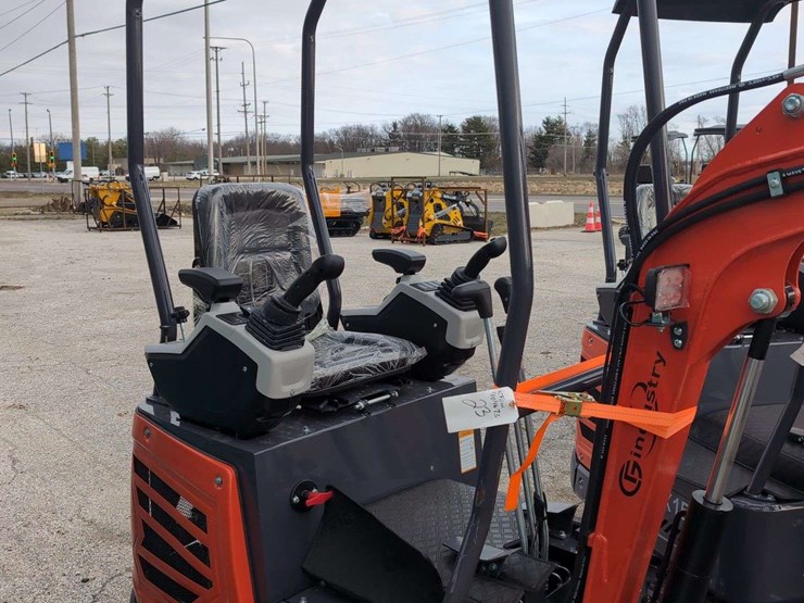 cfg-industrial-mini-excavator---mx15rx---red-image-5