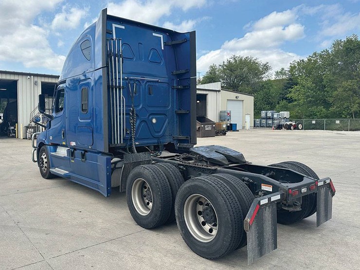 2021-freightliner-cascadia-126-image-3