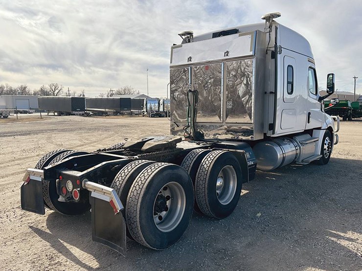 freightliner-cascadia-126-image-4