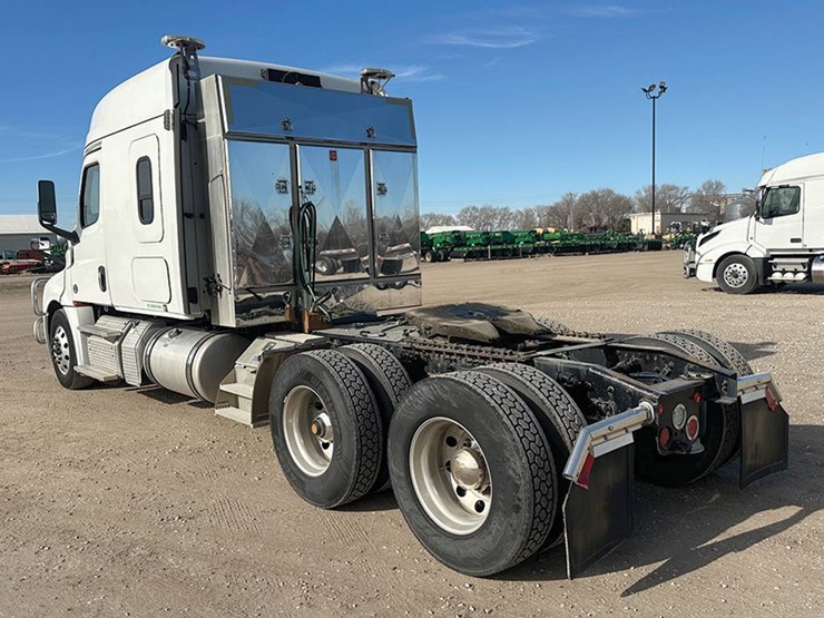 freightliner-cascadia-126-image-3