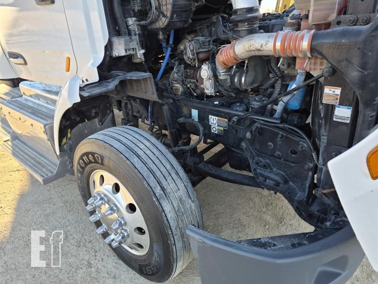 2017-peterbilt-579-image-28