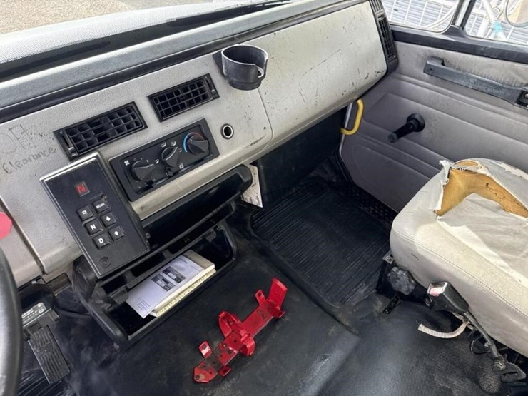 2003-freightliner-fl70-image-32