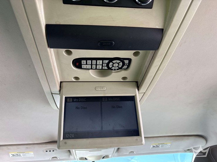 2010-volkswagen-routan-image-28