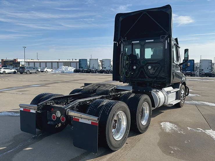 2021-freightliner-cascadia-116-image-2