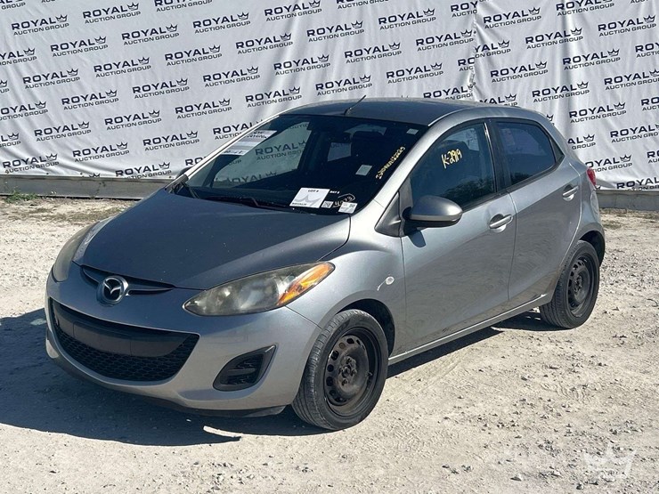 2014-mazda-2-hatchback-image-1