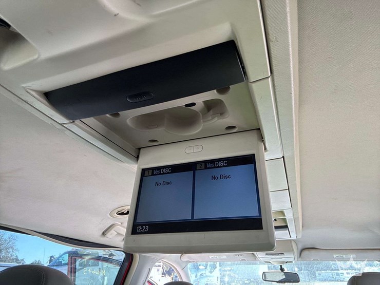 2010-volkswagen-routan-image-27